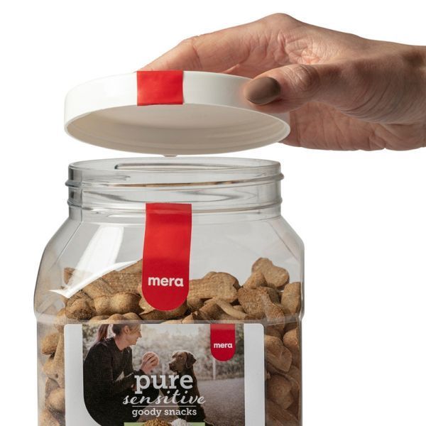 Собаки насолоджуються Mera Pure Sensitive Snack Insect Protein &mdash; натуральний білок комах для енергії та здоров&rsquo;я. Надійний перекус для вашого улюбленця!