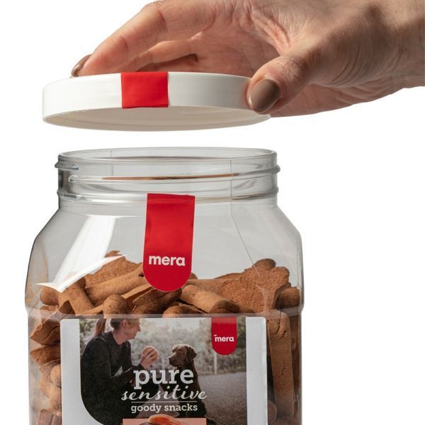 Собаки насолоджуються Mera Pure Sensitive Snack Salmon & Rice &mdash; натуральні снеки з лососем для енергії та здоров&rsquo;я. Надійний перекус для вашого улюбленця!